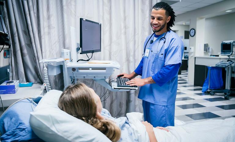 Engpässe bei Pflegekräften können zu Unterversorgung von Patienten und höheren Belastungen für das Stammpersonal führen.